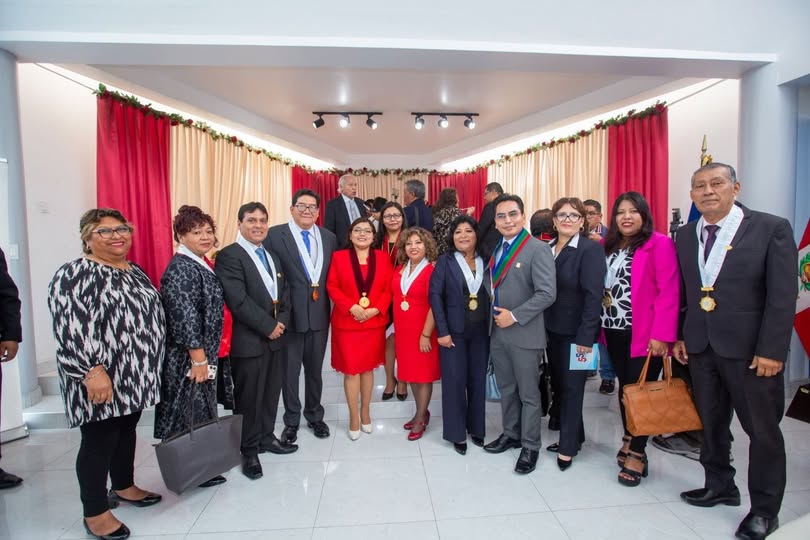 Puede ser una imagen de 13 personas y de traje